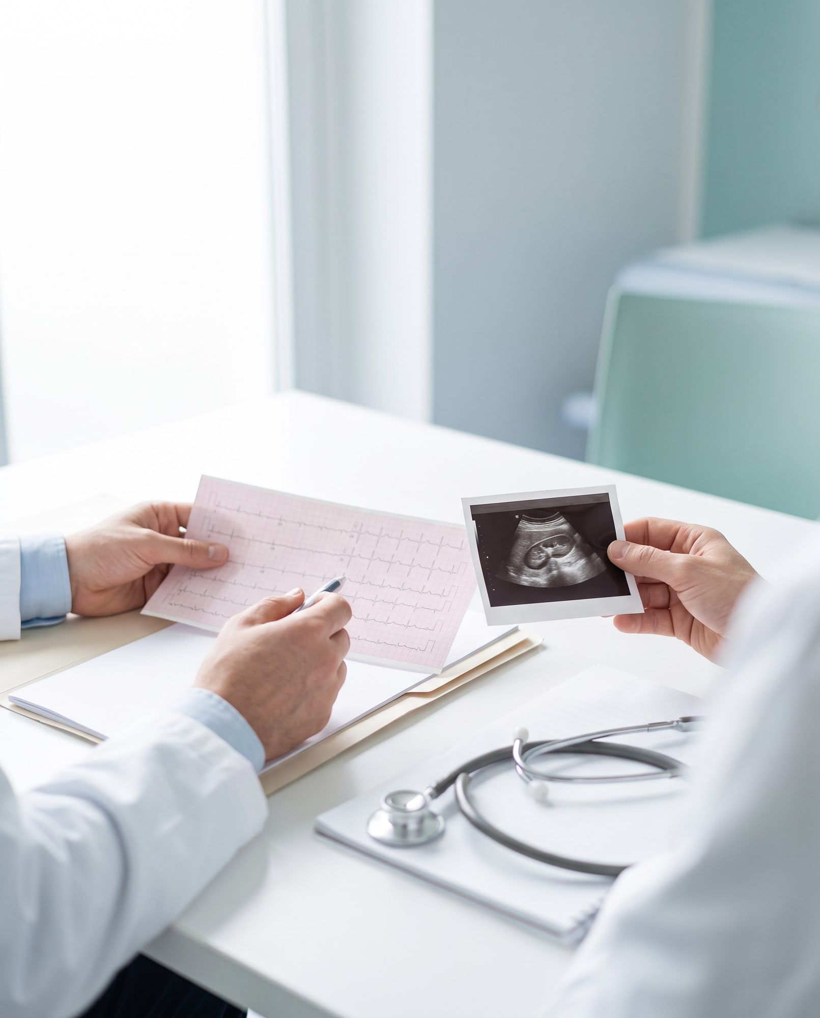 Due medici confrontano un elettrocardiogramma e un’ecografia renale