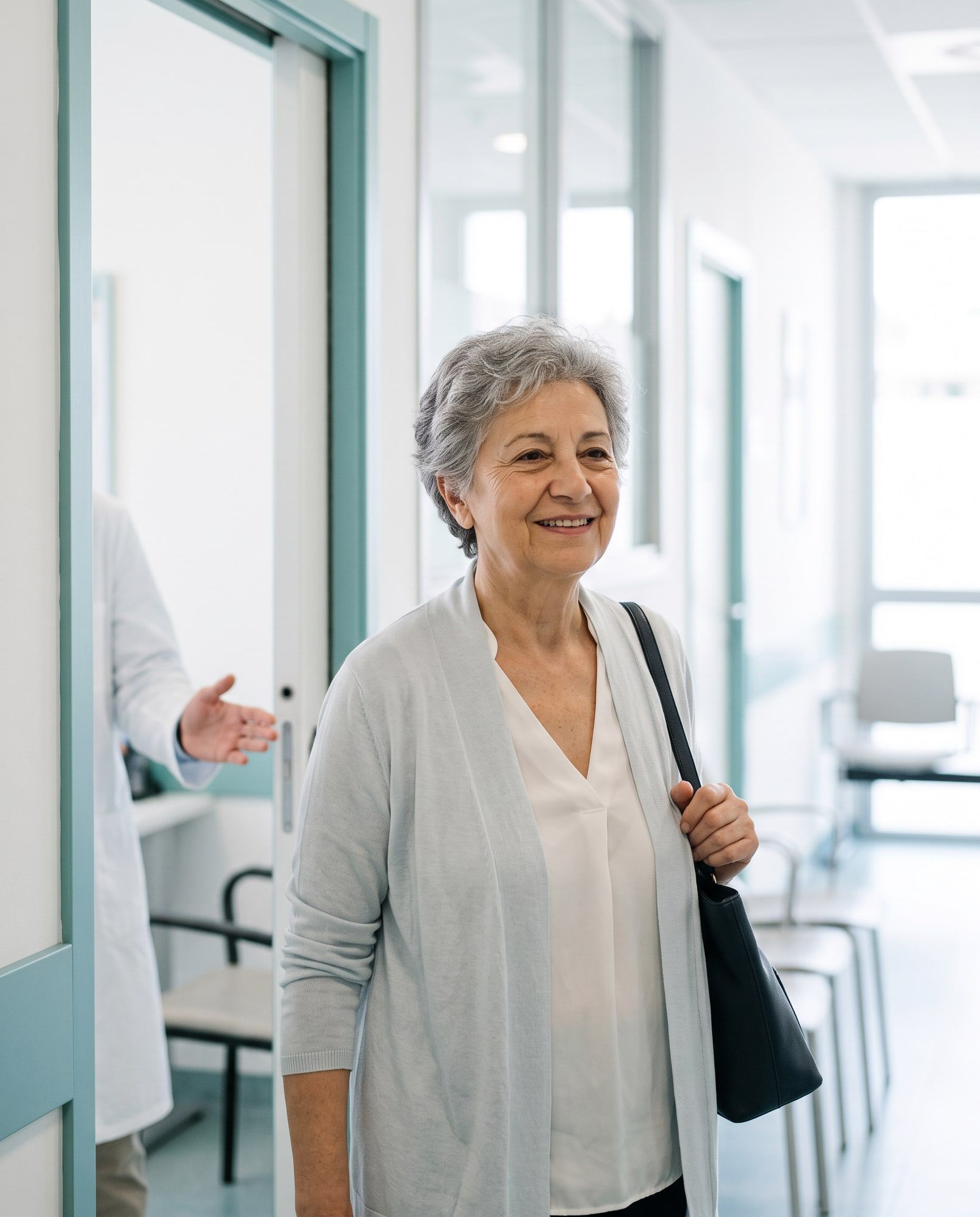 Paziente sorridente all’uscita dall’ambulatorio